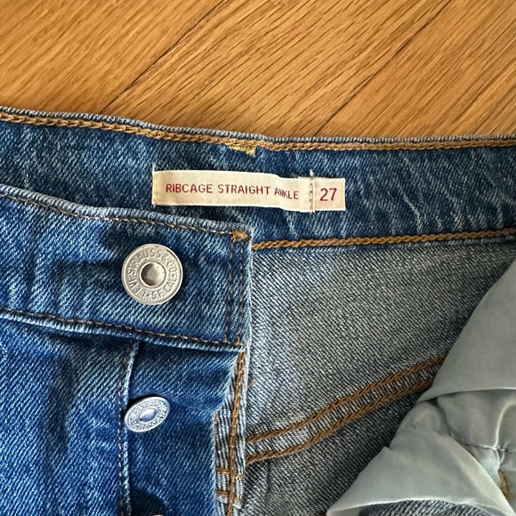 Levi's Women's Ribcage Straight Ankle Jeans (NWOT) - Picture 5 of 6